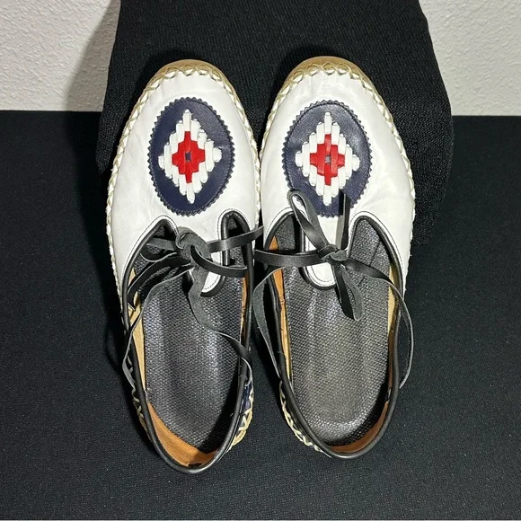 Hand-stitched leather sandals - Picture 2 of 8